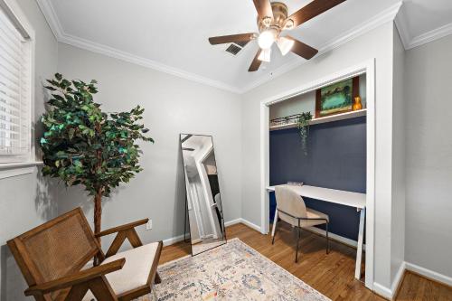 a living room with a ceiling fan and a desk at Kick Back & Relax WiFi Desk Smart TVs Tire swing in Pasadena