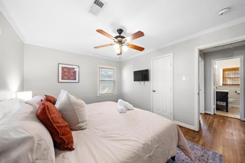 a bedroom with a bed with a ceiling fan at Kick Back & Relax WiFi Desk Smart TVs Tire swing in Pasadena