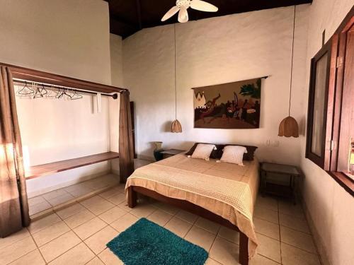 a bedroom with a bed and a ceiling fan at Casa Pé na Areia Taipu de Fora 400m Piscinas Naturais in Barra Grande