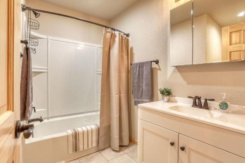 een badkamer met een bad, een wastafel en een douche bij The Ranch House in Piedmont