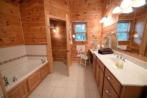 y baño con bañera, lavamanos y bañera. en Brew with a View Lodge, en Ducktown