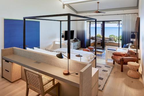 卡胡庫的住宿－Ocean Bungalows at Turtle Bay Resort，一间带大床的卧室和一间客厅
