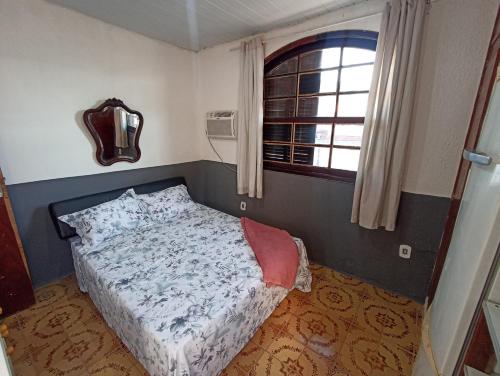 a small bedroom with a bed and a window at Refugio Piratininga 201 in Niterói