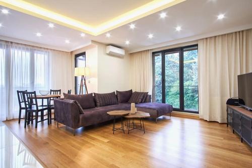 イスタンブールにあるPrivat 3 Bedroom Duplex Apartment at Ulus Beşiktaşのリビングルーム(ソファ、テーブル付)