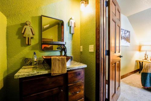 uma casa de banho com um lavatório e um espelho em Little Badger Lodge em Lead