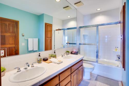 ein Badezimmer mit zwei Waschbecken, einer Dusche und einem WC in der Unterkunft Bright Catalina Island Condo with Ocean Views! in Avalon