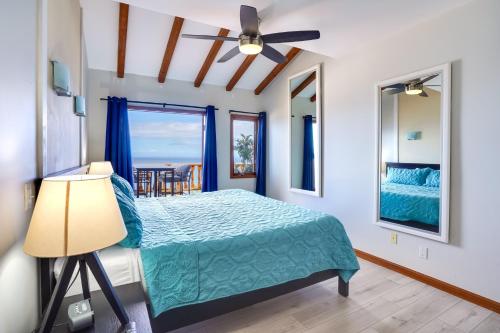 Bright Catalina Island Condo with Ocean Views! في أفالون: غرفة نوم مع سرير وإطلالة على المحيط