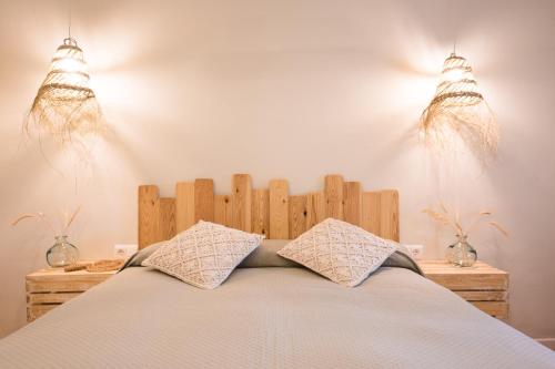 a bedroom with a bed with two pillows on it at Oasis en el centro de Sevilla in Seville