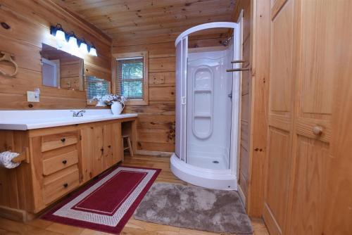 uma casa de banho com um chuveiro e um lavatório. em Laurel Creek- Blue Ridge em Blue Ridge