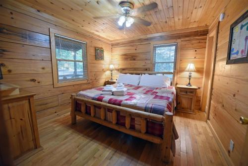 um quarto com uma cama num chalé de madeira em Laurel Creek- Blue Ridge em Blue Ridge