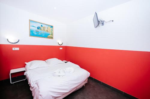 Ένα ή περισσότερα κρεβάτια σε δωμάτιο στο Hotel De La Poste