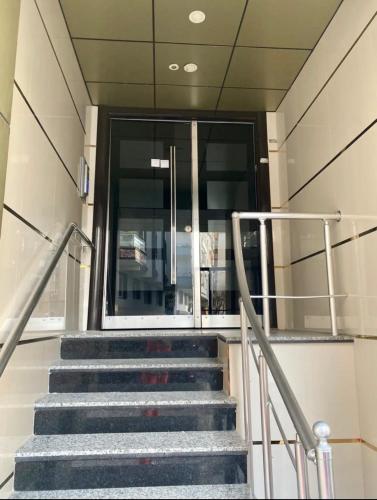 - un escalier dans un bâtiment avec une porte en verre dans l'établissement ISTANBUL APARTMENT Stylish&Lively, à Istanbul