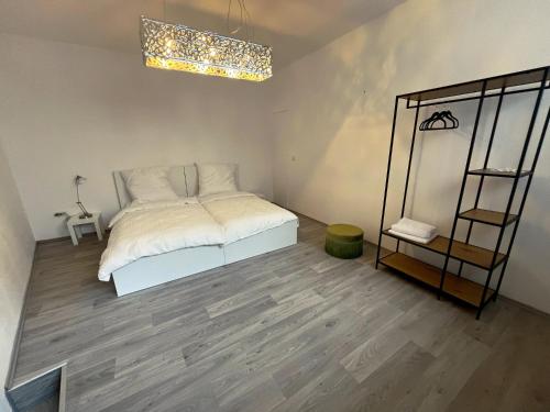 - une chambre avec un lit et une étagère dans l'établissement Wohngut-Appartement 50qm 2, Zimmer für max 5 Pers inklusive Parkplatz, à Hagen