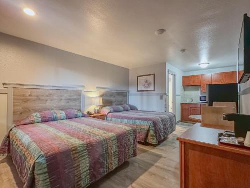 a hotel room with two beds and a kitchen at Emerald Best Motel in Edmonds