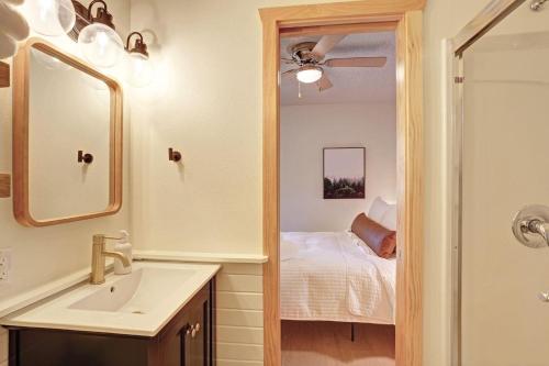 La salle de bains est pourvue d'un lavabo, d'un miroir et d'un lit. dans l'établissement The Nordic Place, à Lead
