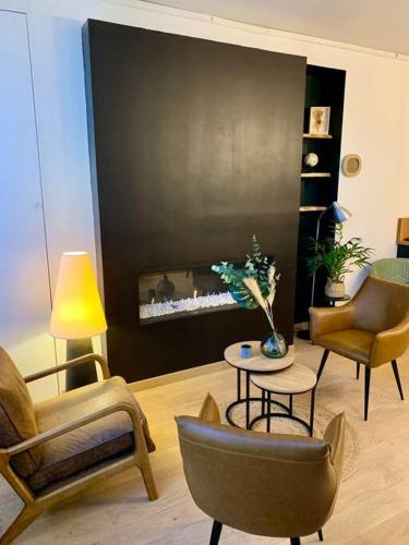 - un salon avec des chaises et une cheminée dans l'établissement Maison Centre Ville Centre Historique, à Beauvais