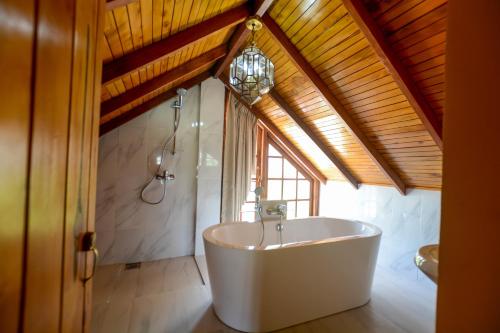 a large bathroom with a tub and a shower at Villa Tea Fields in Nuwara Eliya
