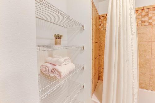 y baño con toallas blancas y cortina de ducha. en Princeville Condo with Private Sauna about 2 Mi to Beach en Princeville
