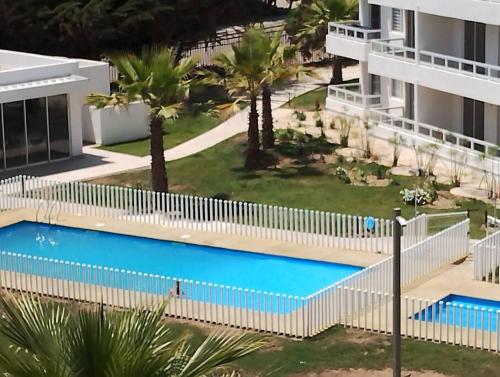 ラ・セレナにあるDepartamento cercano a playa El Faro con 2 dormitoriosのリゾートのスイミングプールの空中ビュー