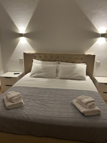 um quarto com uma cama com duas toalhas em Manarola apartament em La Spezia