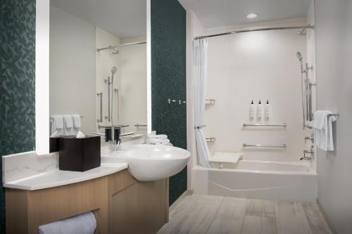 Ένα μπάνιο στο SpringHill Suites by Marriott Sandpoint