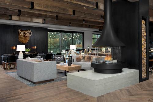 沙尖城的住宿－SpringHill Suites by Marriott Sandpoint，带沙发和壁炉的客厅