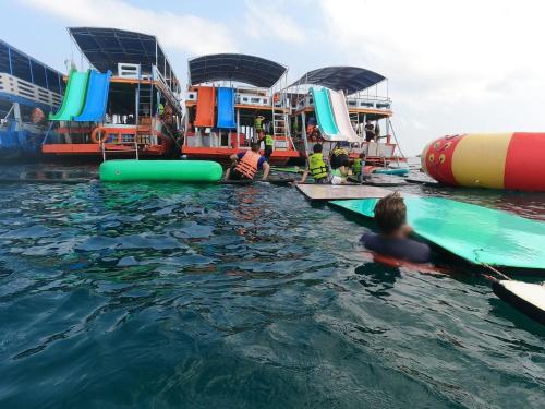 ラン島にあるBLUE OCEAN kohlarn resortの水泳集団
