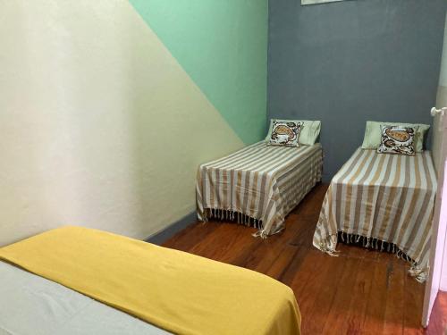 Pousada Barão de Santa Helena في جويز دي فورا: غرفة بسريرين في غرفة