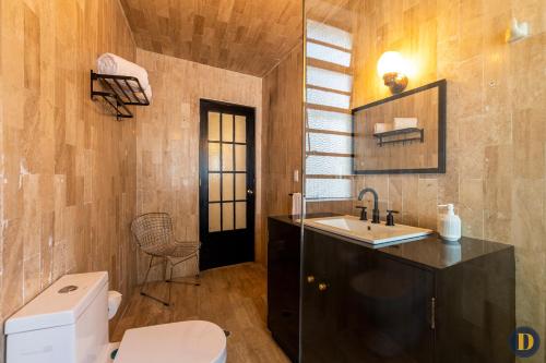 uma casa de banho com um WC e um lavatório em 101 Lindo y práctico 1 BR Polanco em Cidade do México