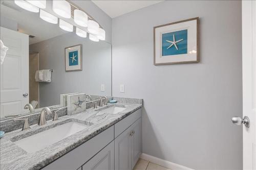 baño con 2 lavabos y espejo grande en Majestic Sun 0412A, en Destin