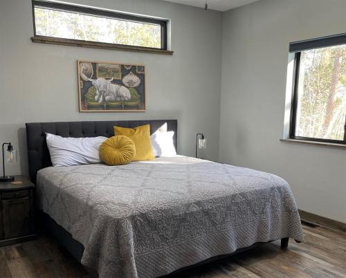 sypialnia z łóżkiem z żółtymi i białymi poduszkami w obiekcie Sarge`s Landing West w mieście Lead
