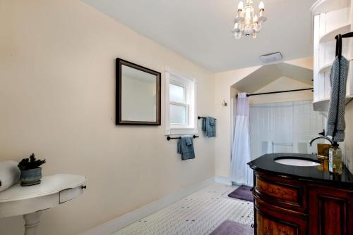 une salle de bain avec un lavabo et un miroir dans l'établissement The Golden Parlor- Historic Victorian, Hot Tub, à Grass Valley