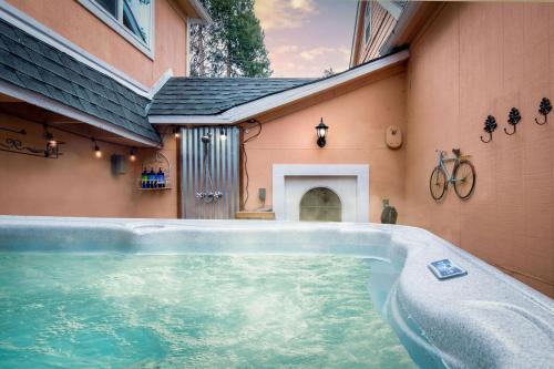Bazén v ubytování The Golden Parlor- Historic Victorian, Hot Tub nebo v jeho okolí