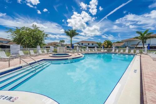 La alberca dentro o cerca de Marco Island Escape