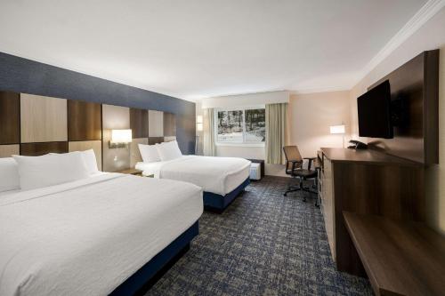 Best Western - Freeport Inn tesisinde bir odada yatak veya yataklar