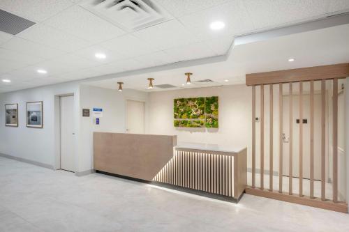 a lobby with a reception desk in a building at Best Western River Cities in Ashland