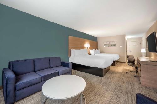 una camera d'albergo con letto e divano di Best Western River Cities ad Ashland