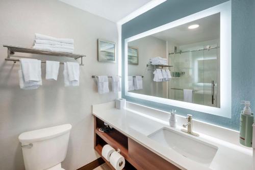 een witte badkamer met een wastafel en een spiegel bij Best Western River Cities in Ashland