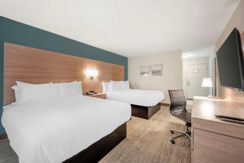 a hotel room with two beds and a desk at Best Western River Cities in Ashland
