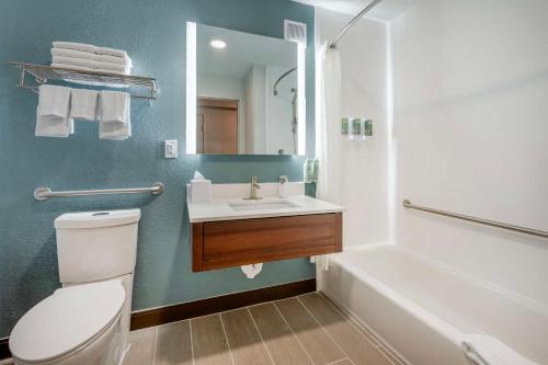 a bathroom with a toilet and a sink and a tub at Best Western River Cities in Ashland
