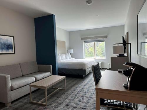 une chambre d'hôtel avec un lit et un canapé dans l'établissement Best Western Plus Chandler, à Chandler