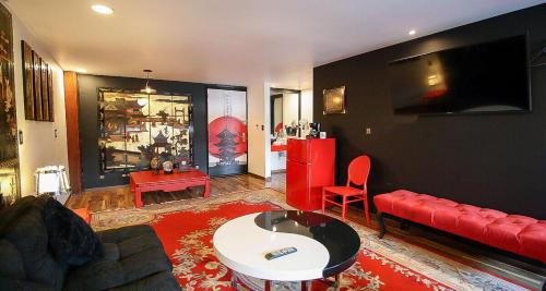 - un salon avec un canapé rouge et une table dans l'établissement Aiden by Best Western Hotel Black Boutique, à Mexico