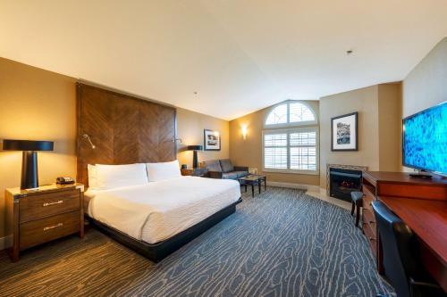 カリストガにあるベストウェスタン プラス スティーブンソン マナーのベッド1台、薄型テレビが備わるホテルルームです。