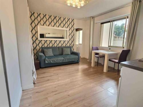 un salon avec un canapé et une table dans l'établissement Mozart 10 min walk from Palais des Festivals. parking, à Cannes