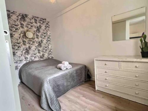 - une petite chambre avec un lit et une commode dans l'établissement Mozart 10 min walk from Palais des Festivals. parking, à Cannes