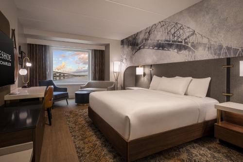 een hotelkamer met een bed en een bureau bij Horseshoe Lake Charles in Lake Charles