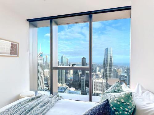 Ένα ή περισσότερα κρεβάτια σε δωμάτιο στο Luxury CBD Skyline View Apartment LV58