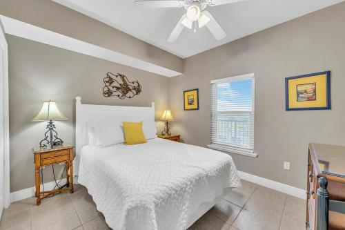 Un dormitorio con una cama y un ventilador de techo. en Ariel Dunes II 0402, en Destin