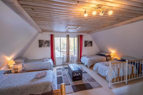 Pokój na poddaszu z 3 łóżkami i oknem w obiekcie Le Petit Suisse Bord de l'eau w mieście Chertsey