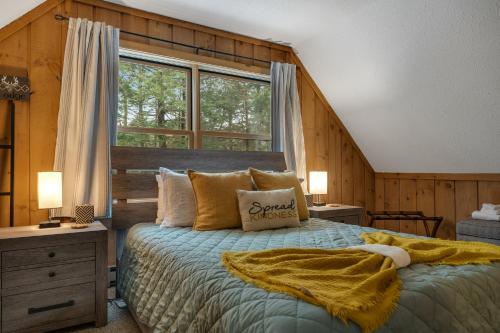 威爾明頓的住宿－Outerwoods，一间卧室设有一张床和一个大窗户